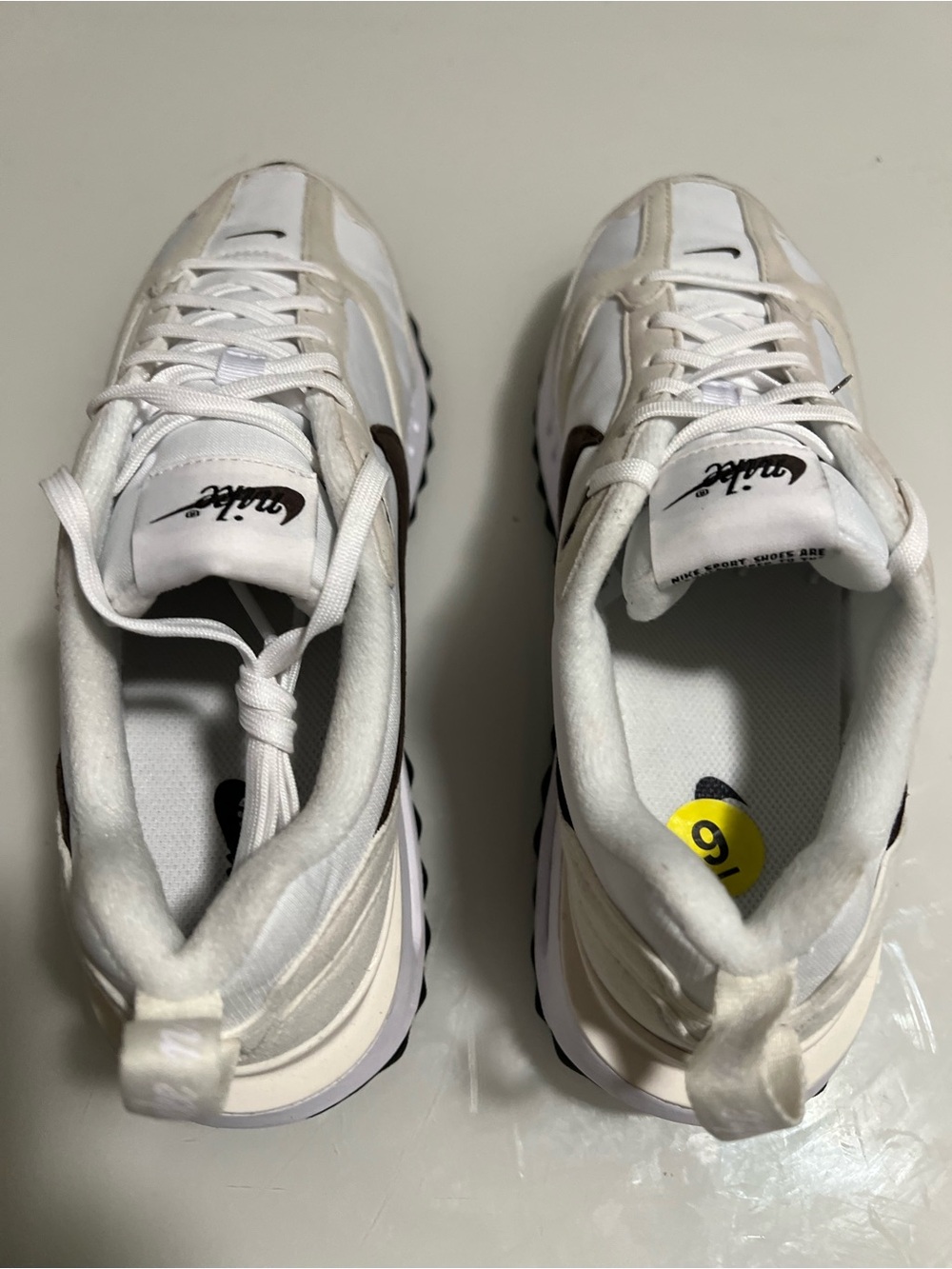 Nike Women’s White and Black Casual Running Sneakers Sz 9 - Picture 5 of 7
